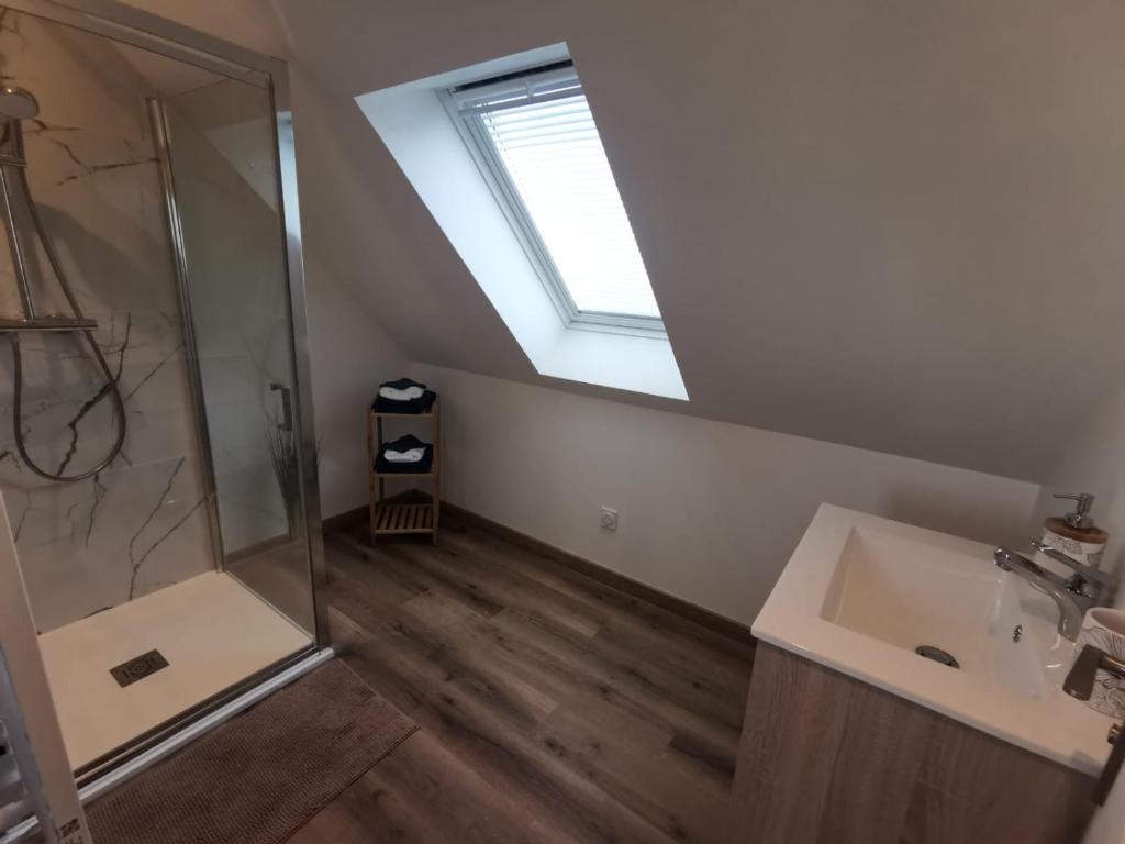 Koupelna v ubytování Les pommiers Duplex cosy tout confort dans maison neuve avec terrasse entrée indépendante parking 5 mn de Bayeux et 10 mn plage du débarquement