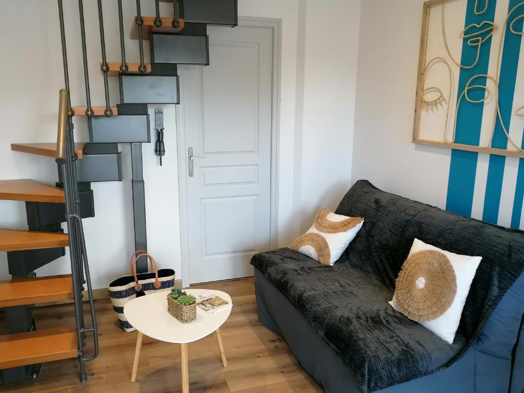 Posezení v ubytování Les pommiers Duplex cosy tout confort dans maison neuve avec terrasse entrée indépendante parking 5 mn de Bayeux et 10 mn plage du débarquement