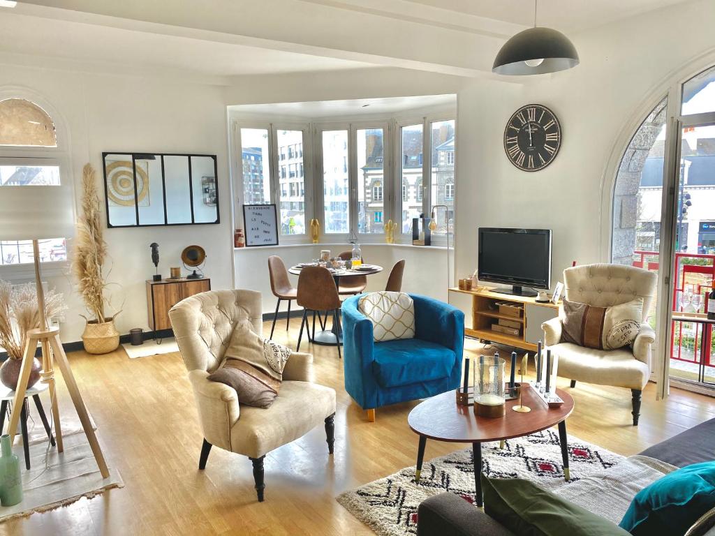 TV a/nebo společenská místnost v ubytování Le Cocon Briochin, grand appartement en plein centre de SaintBrieuc