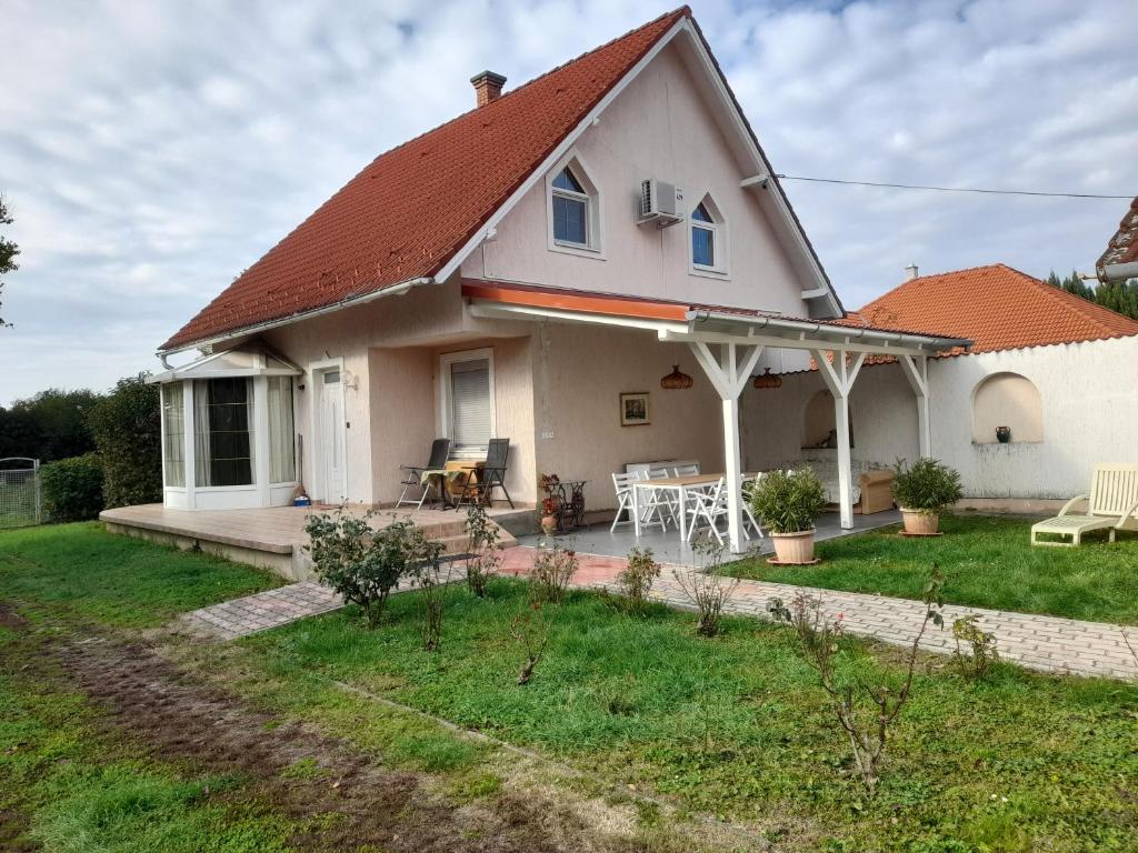 uma casa branca com um telhado vermelho em GESZTENYÉS Vendégház em Harkány