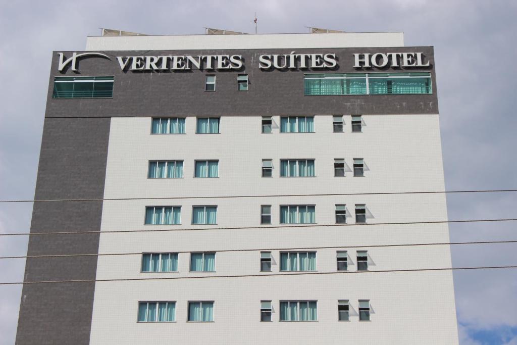 a building with the words twenties suites hotel on it at Vertentes Suítes Hotel in Conselheiro Lafaiete