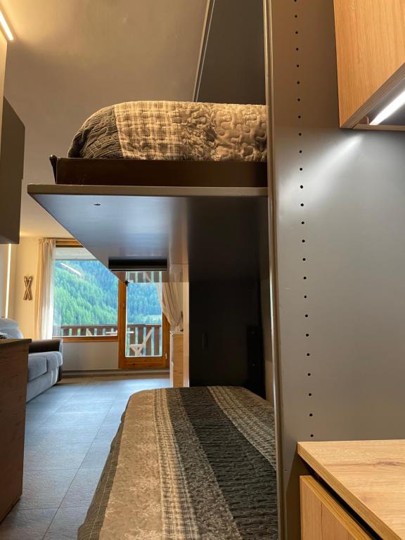 皮拉的住宿－Maison Etoile - Pila n 0042，一间卧室配有两张双层床。