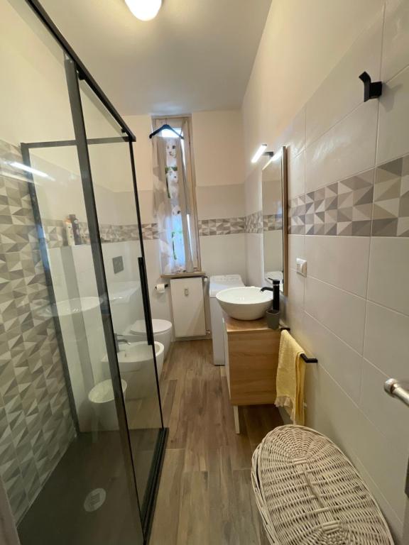 łazienka z przeszkloną kabiną prysznicową i umywalką w obiekcie Lovely apartment in Gallarate w mieście Gallarate