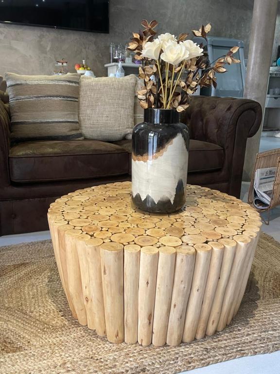 a black and white vase on top of a wooden table at Tipi in Paris