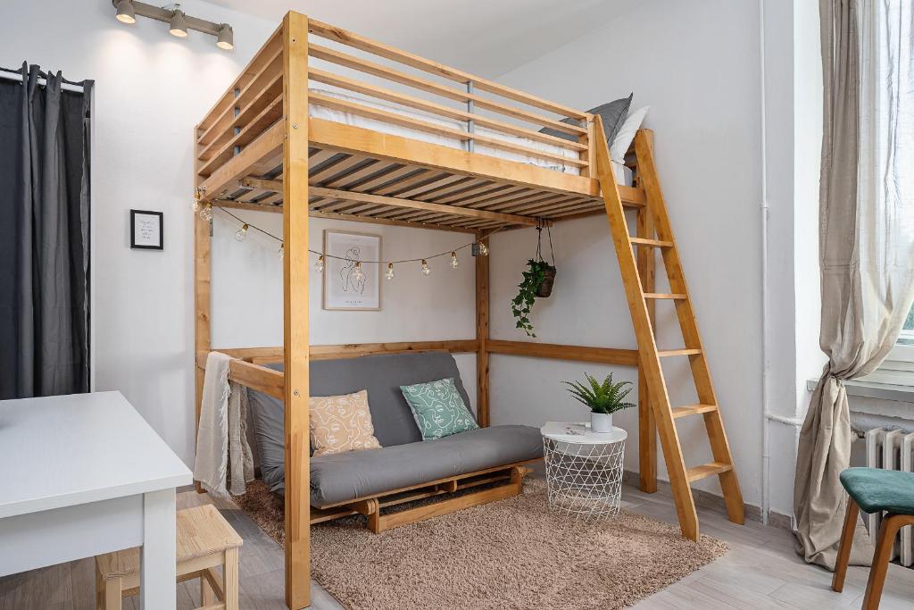 Двухъярусная кровать или двухъярусные кровати в номере Design Suite in the heart of Bicocca University