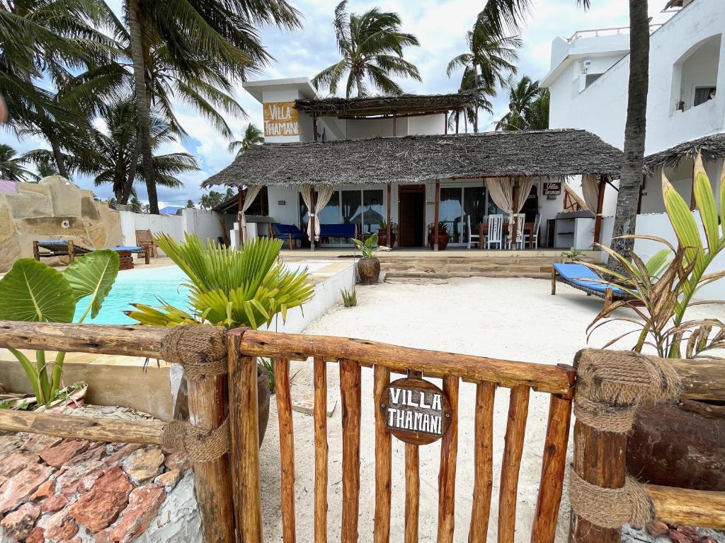 Vista sulla piscina di Villa Thamani Zanzibar o su una piscina nei dintorni