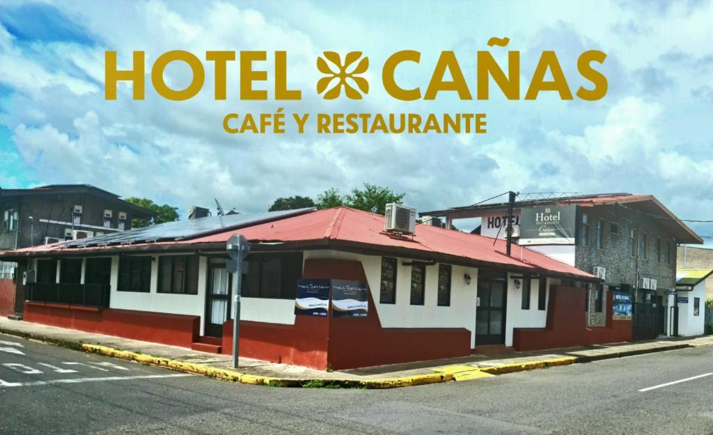 un restaurante carnegie de hotel en la esquina de una calle en Hotel Cañas, en Cañas