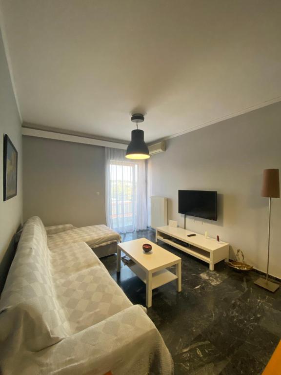 sala de estar con 2 camas y TV en City View Apartment en Mitilene