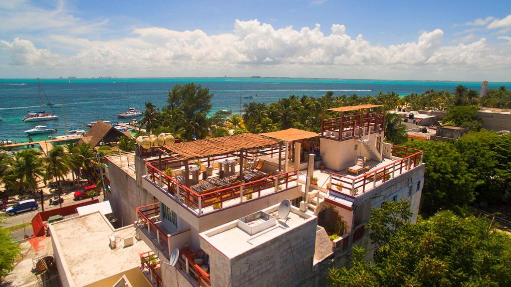 una vista aérea de un edificio con el océano en Hotel Sol Caribe en Isla Mujeres