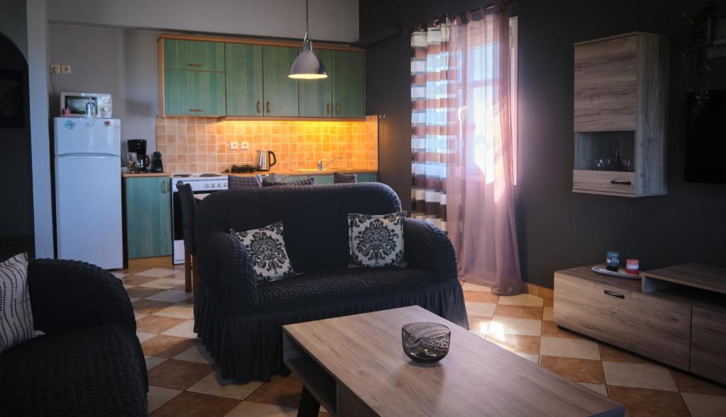 salon z kanapą i stołem w obiekcie Vretti's apartment w mieście Kithira