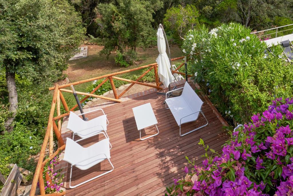 una vista aérea de una terraza con sillas y sombrilla en Cottage Punta Ala Residential Area with Pool, en Punta Ala