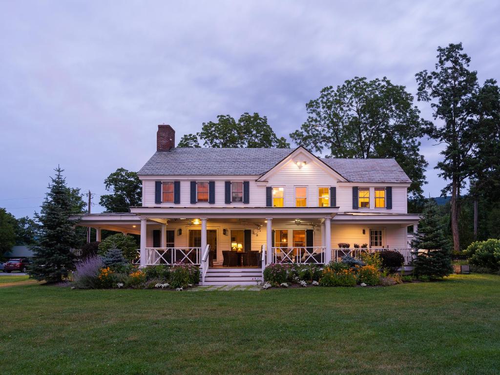 a white house with a large yard at Hill Farm Inn - Manchester in Sunderland