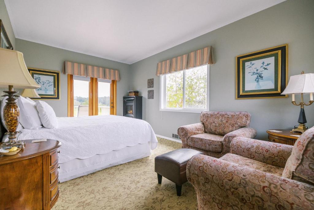 Trumpeter Inn - Deluxe King Room 2nd Floor - Bay Laurel