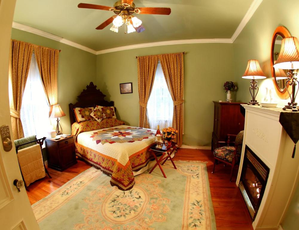 Center Harbor Sutton House B & B - Queen Room