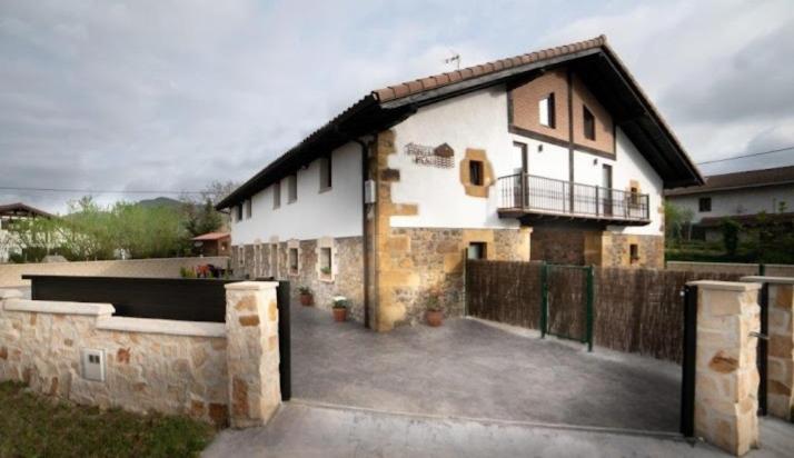 una grande casa con una recinzione davanti di HONDARMENDI Kortezubi a Guernica y Luno