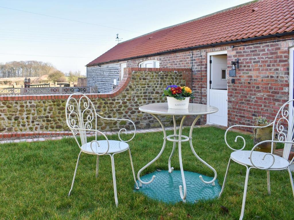 two chairs and a table in a yard at Primrose in Scruton