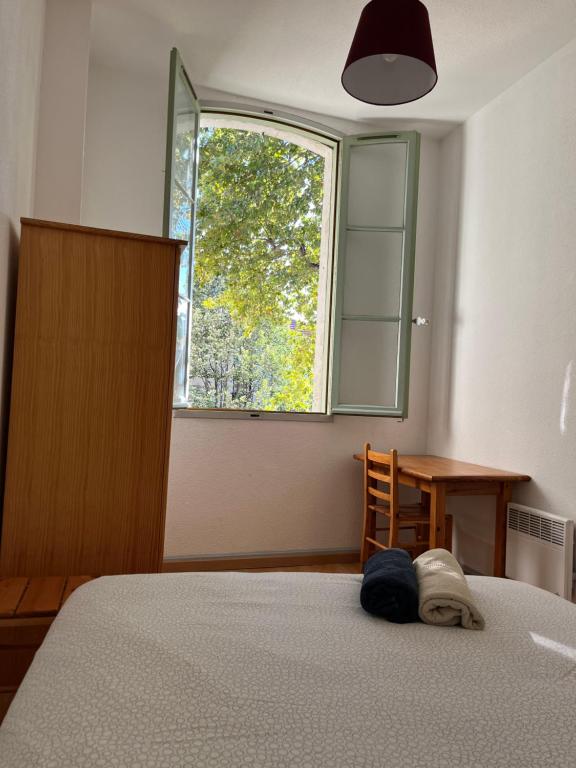 Łóżko lub łóżka w pokoju w obiekcie La charmante du Palais 2 chambres