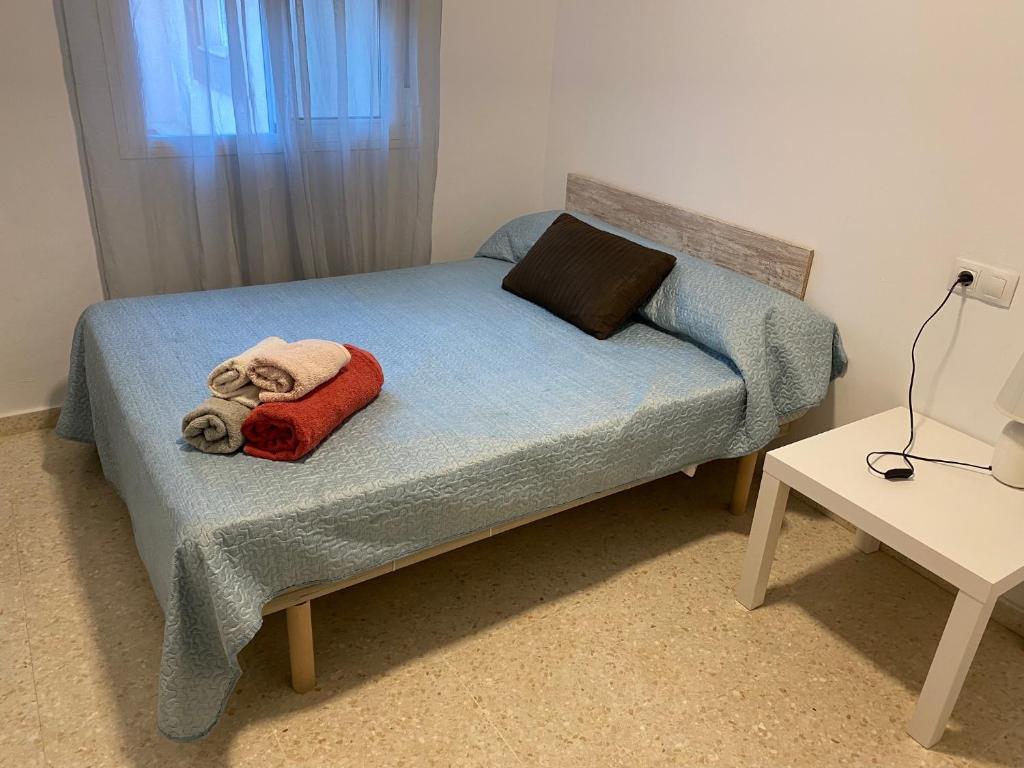 ein kleines Schlafzimmer mit einem Bett mit einem Handtuch darauf in der Unterkunft Sevilla. Gerena Casa Rural para familia o profesionales in Gerena