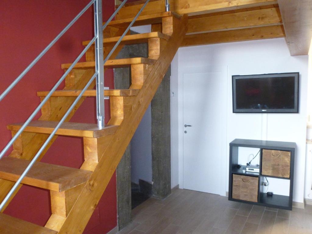 drewnianych schodów w salonie z telewizorem w obiekcie Casa vacanze Albano w mieście Albano Laziale
