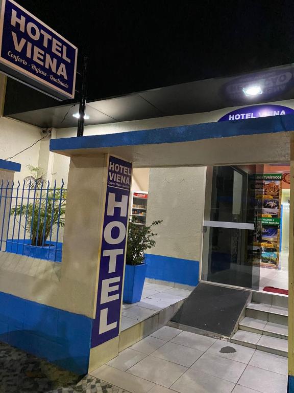 um sinal com vista para o hotel em frente a uma loja em Hotel Viena em Manaus