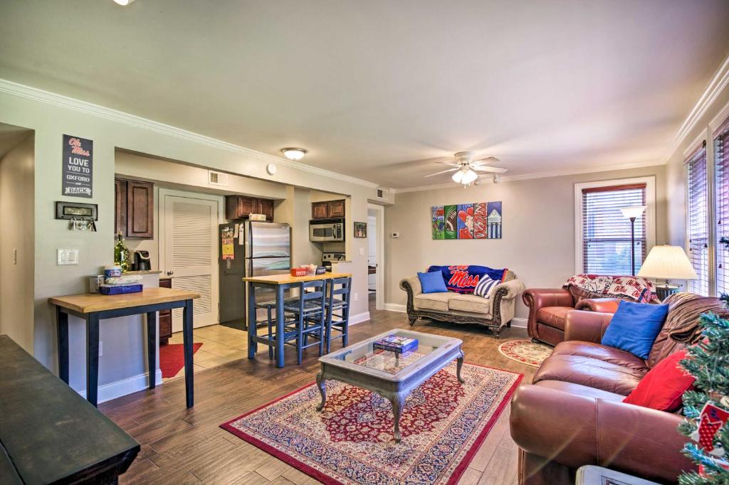 una sala de estar con un sofá y una mesa en Oxford Condo about 1 Mi to Ole Miss and The Grove!, en Oxford