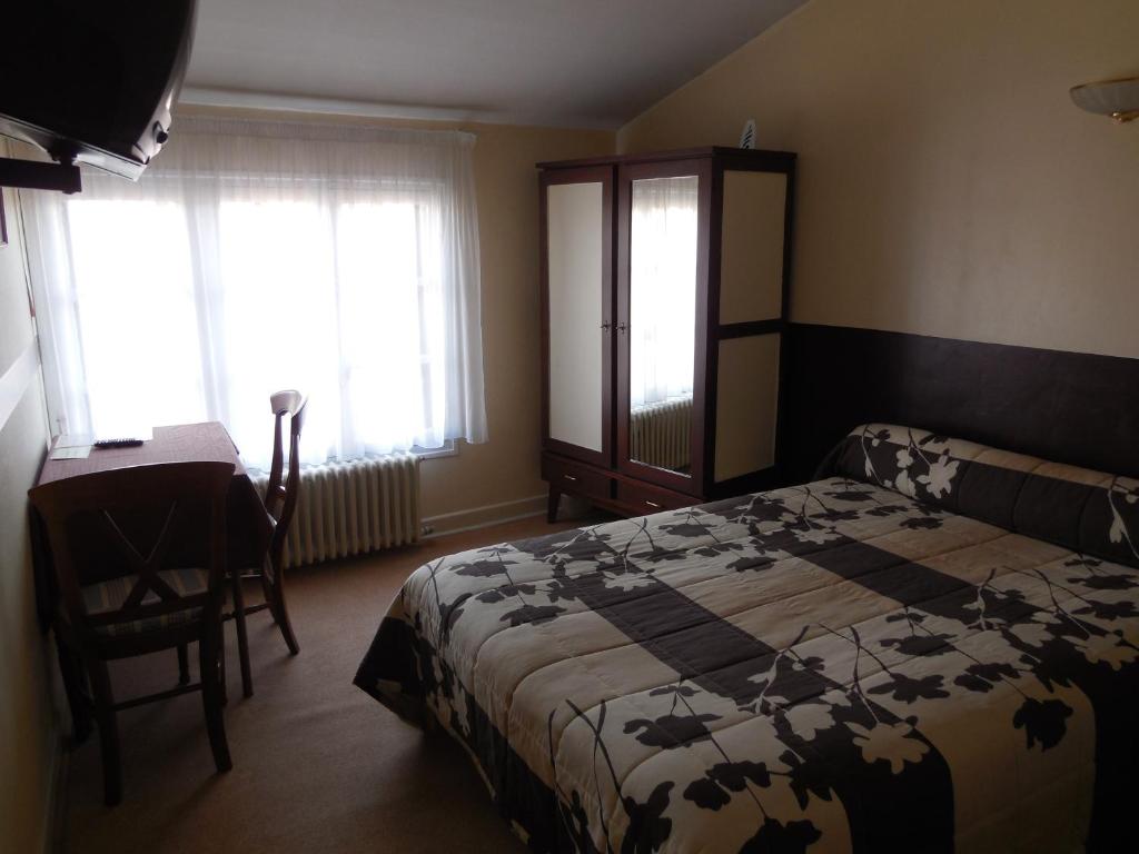 Postel nebo postele na pokoji v ubytování Hôtel le Lion d'Or