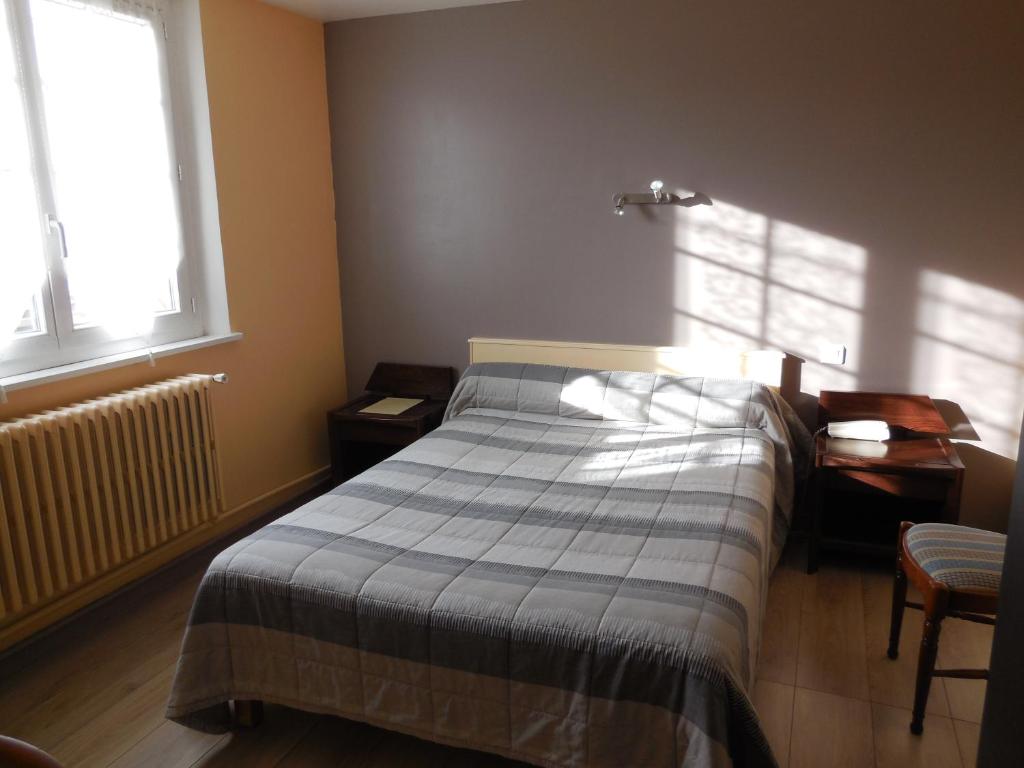 Postel nebo postele na pokoji v ubytování Hôtel le Lion d'Or