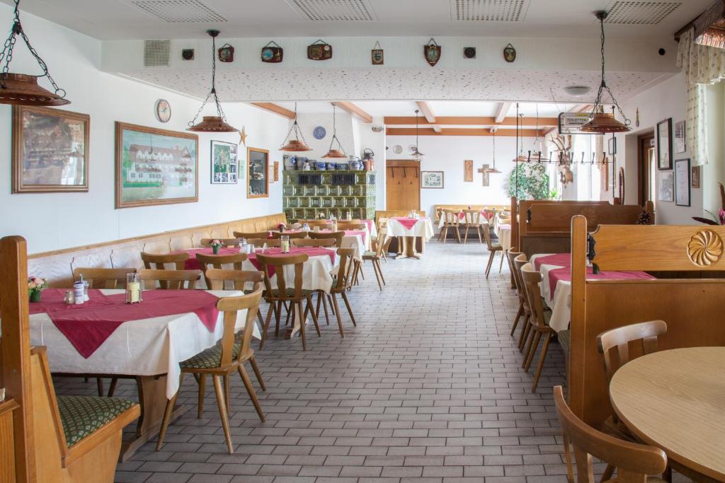ein Restaurant mit Tischen und Stühlen in einem Zimmer in der Unterkunft Gasthof Kessler in Oberthulba