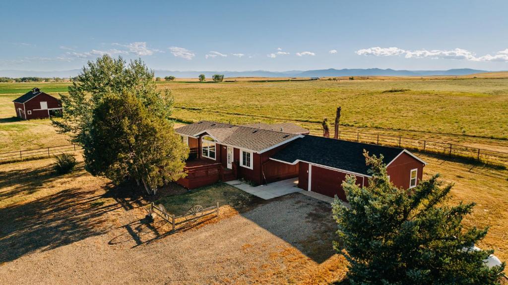 una vista aérea de una casa en medio de un campo en NEW High Saddle Getaway, en Sheridan