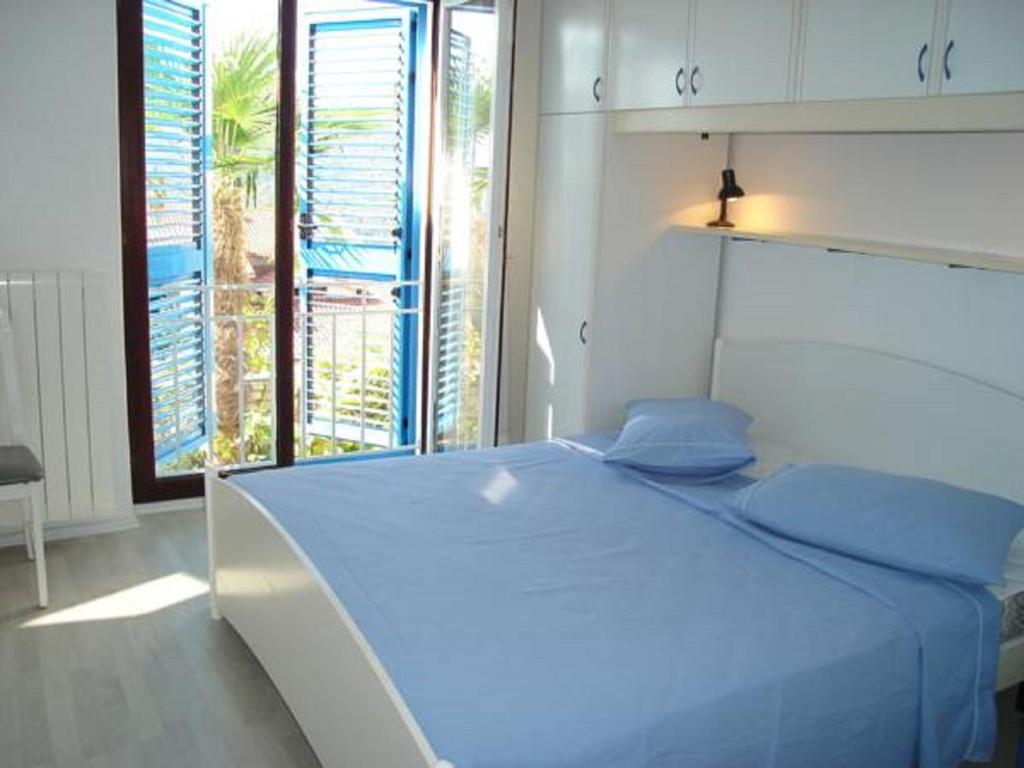 Postel nebo postele na pokoji v ubytování Apartments Mare Losinjska 16