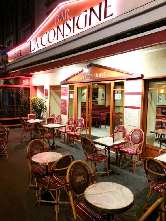 un restaurant vide avec des tables et des chaises devant lui dans l'établissement La Consigne Caen Gare SNCF Centre, à Caen