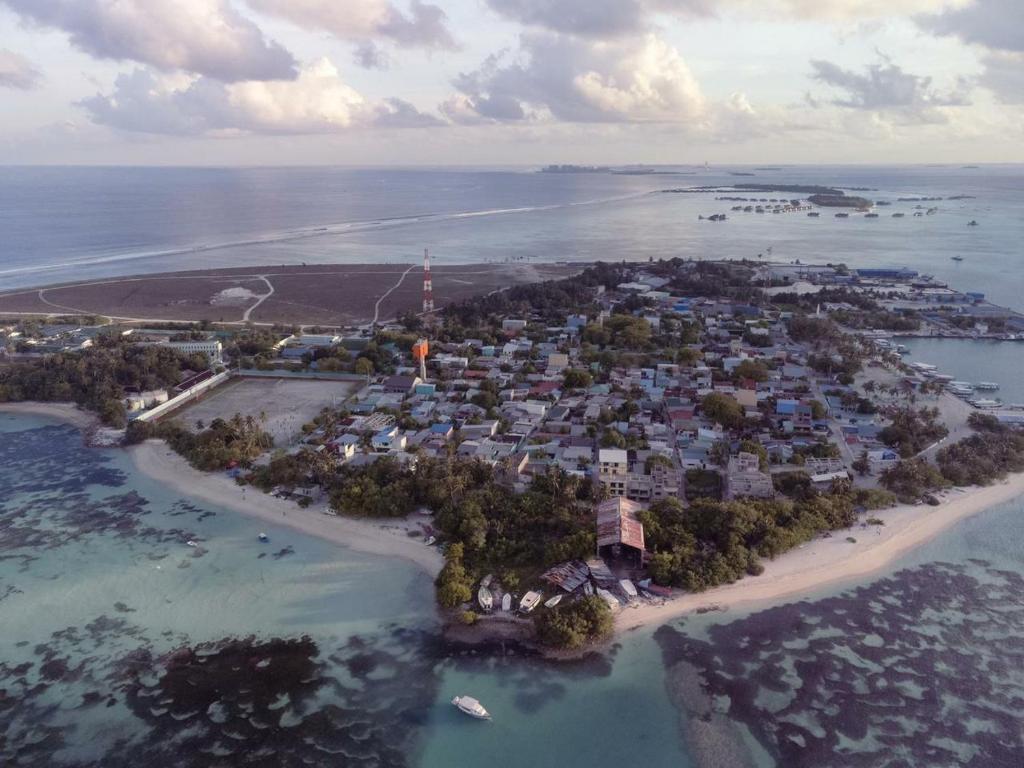 una vista aérea de una isla en el océano en Noah Beach House, en Himmafushi