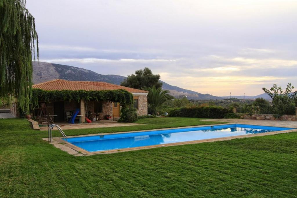 una casa con piscina en un patio en Ellie's StoneHouse Gianapa, Porto Rafti, Greece, 190 03, GR, en Porto Rafti