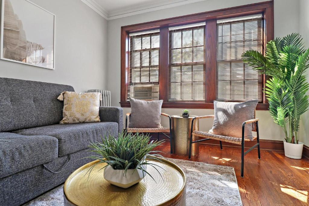 Contemporary 1BR Apartment with Wi-Fi! - Lockwood 1 & 2 - Housity