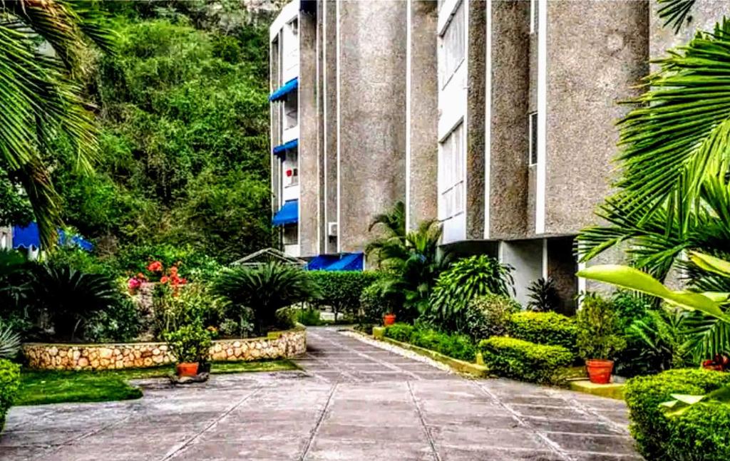 Crystoural Apartment Liguanea Sovereign Apt 2 Bedrooms, 3 Beds, Host