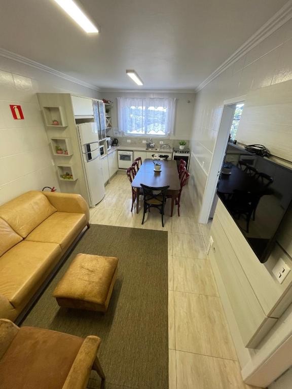 uma sala de estar com um sofá e uma mesa em Casa Bem Vino em Bento Gonçalves