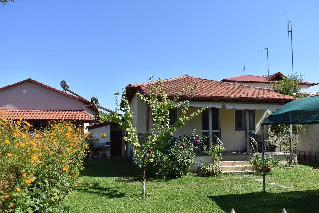 dom z drzewem w ogrodzie w obiekcie IOANNIS SEASIDE VILLA w mieście Leptokaria