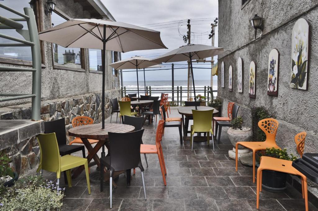 Un restaurante u otro lugar para comer en Hosteria Iloca