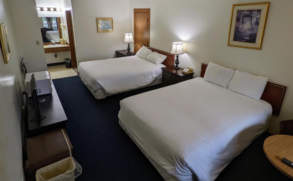 Fairground Inn - Queen Room With Two Queen Beds
