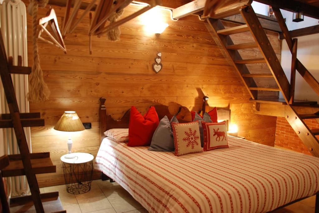 ニュスにあるMaisonetteの木製の部屋にベッド1台が備わるベッドルーム1室があります。