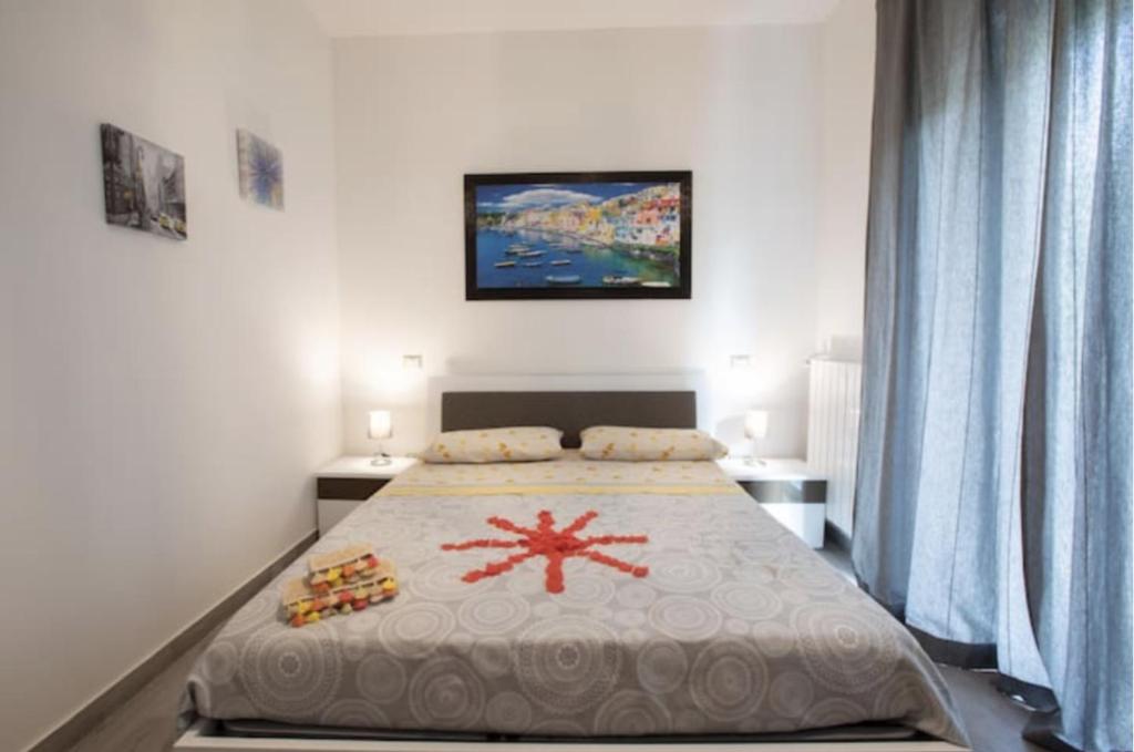 1 dormitorio con 1 cama grande en una habitación en La Razza Home&Restaurant en Gragnano