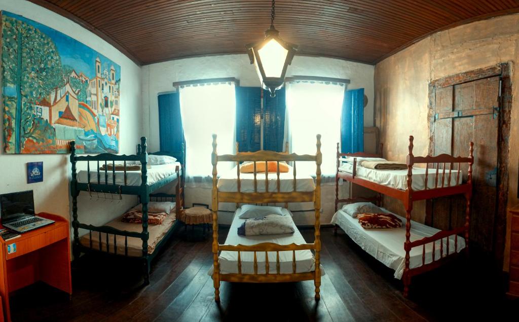 a room with four bunk beds in a room at Hostel Uai in Ouro Preto
