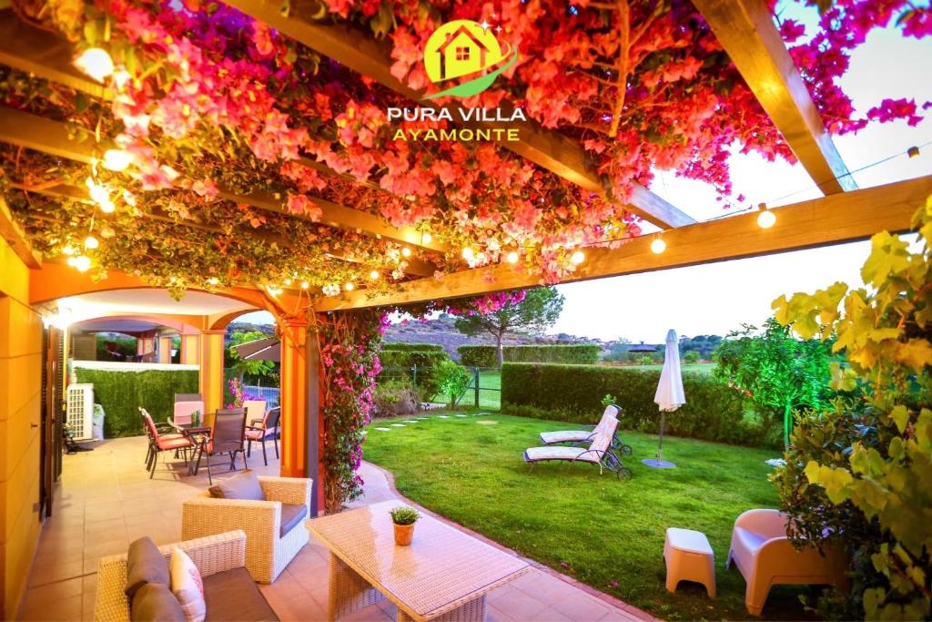 アヤモンテにあるPura Villa- Buganvillas Ayamonteの花が咲き誇るパティオ