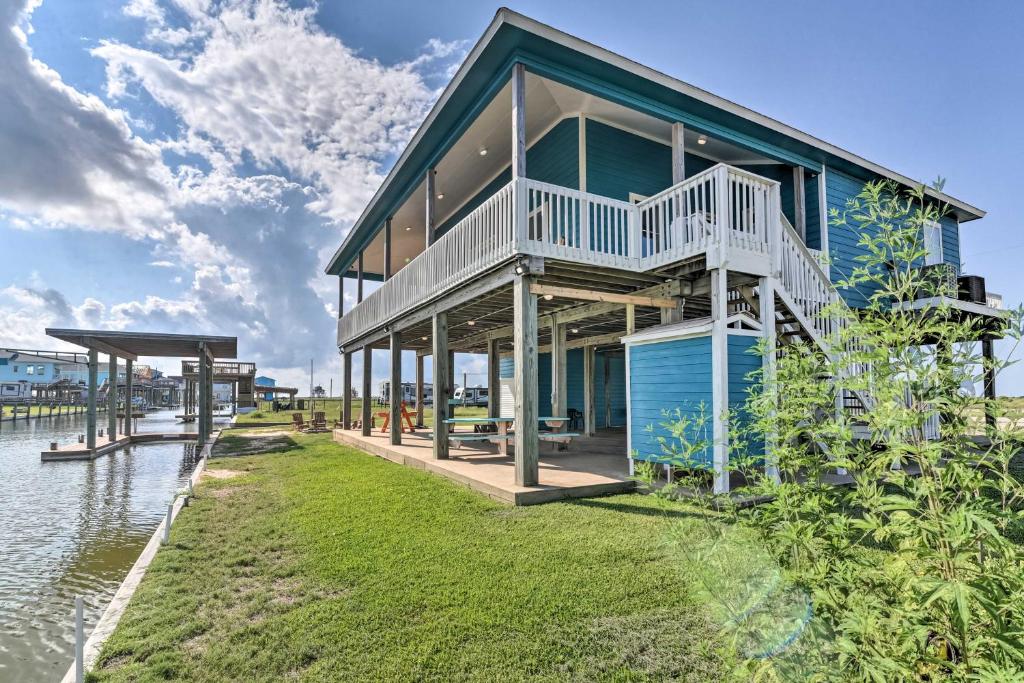 Waterfront Freeport Home with Boat Dock Access!, Freeport (updated