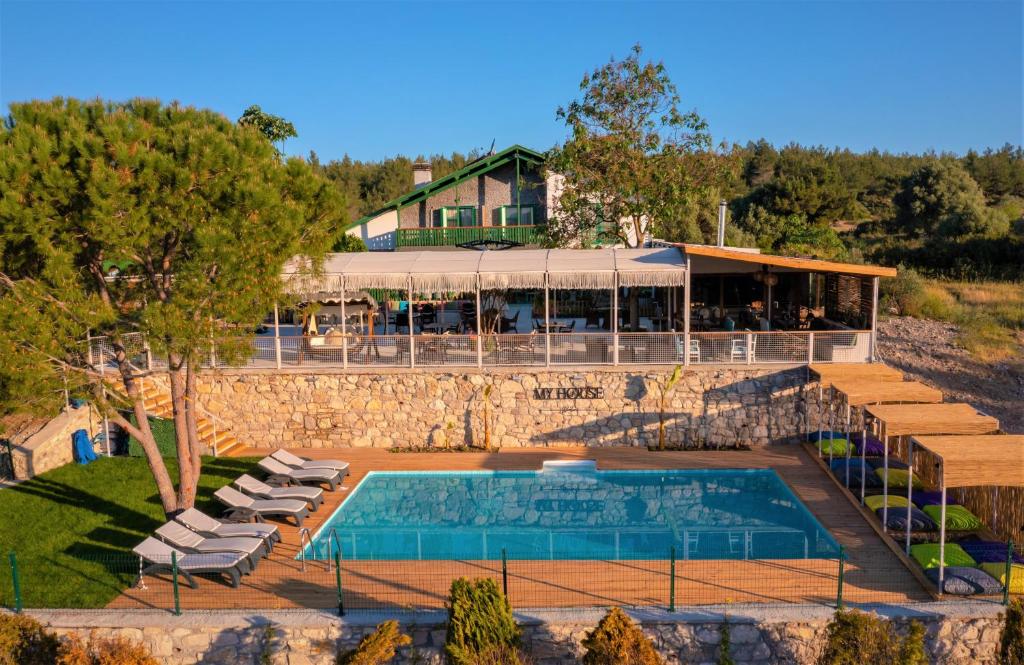 um resort com piscina e um edifício em My House Urla em Izmir