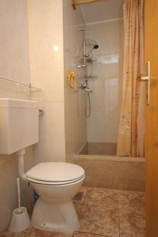 Kúpeľňa v ubytovaní Apartment Karkavac - Scedro 8801d