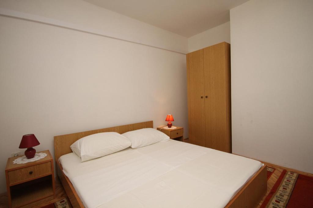 Posteľ alebo postele v izbe v ubytovaní Apartment Vrboska 8748a
