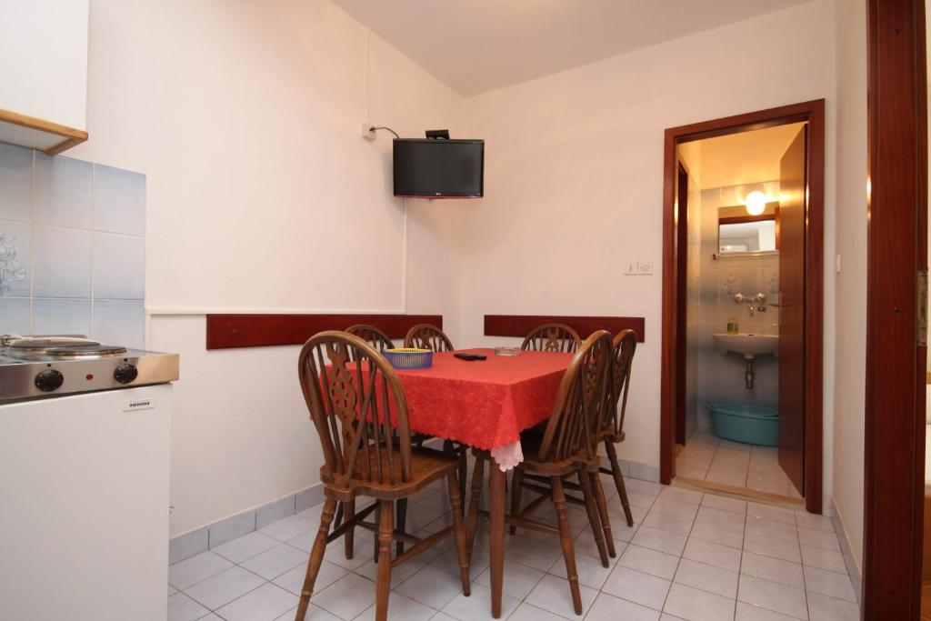 Kuchyňa alebo kuchynka v ubytovaní Apartment Vrboska 8748a