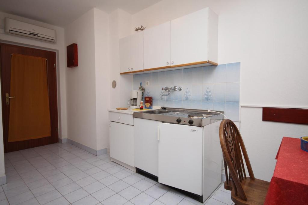 Kuchnia lub aneks kuchenny w obiekcie Apartments by the sea Vrboska (Hvar) - 8748