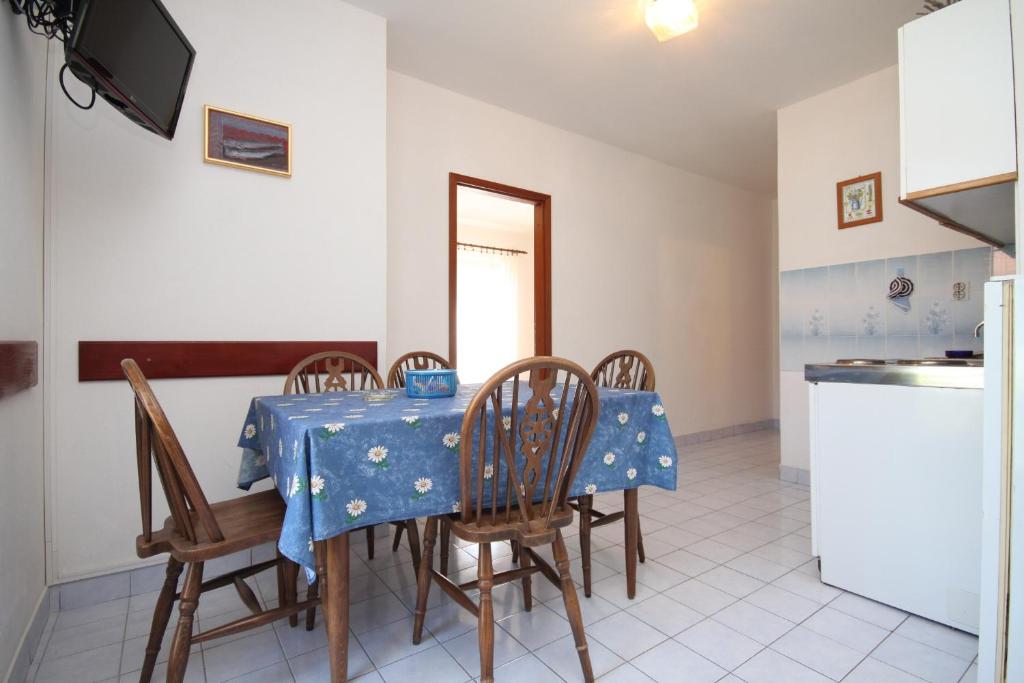 Kuchnia lub aneks kuchenny w obiekcie Apartments by the sea Vrboska (Hvar) - 8748